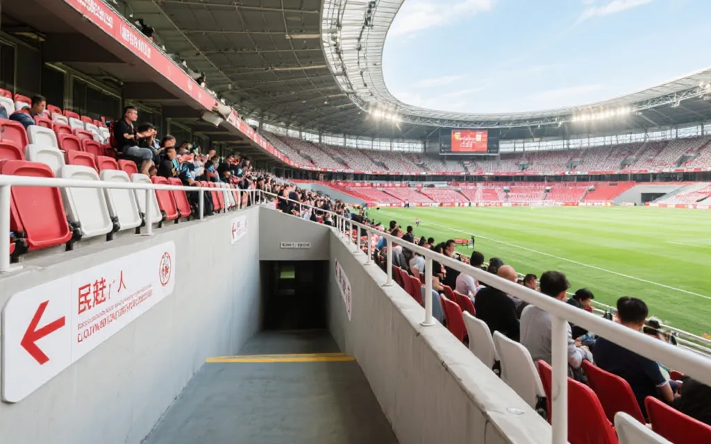 球场内看台与通道指示牌，观众有序入座，明亮清晰的导视系统